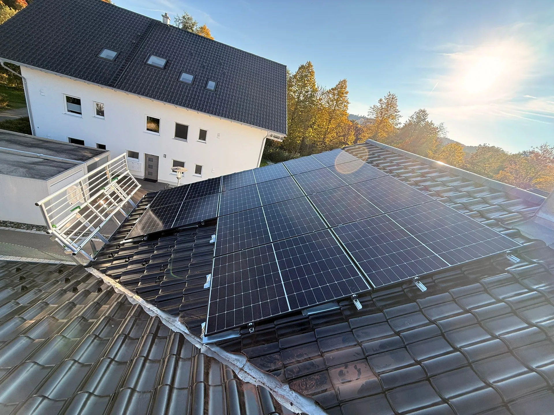 Fachgerechte Installation von Solarmodulen auf einem Ziegeldach.